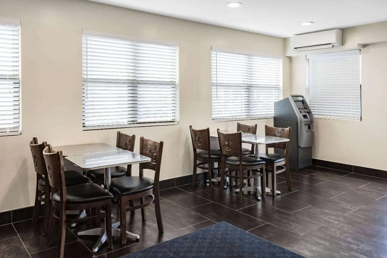 Super 8 By Wyndham Lindenhurst