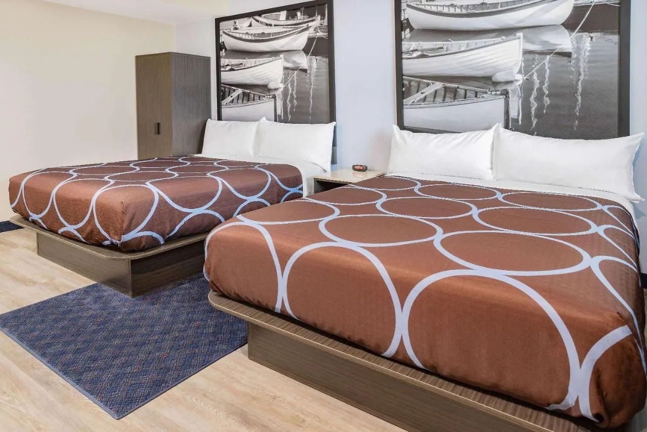 Super 8 By Wyndham Lindenhurst